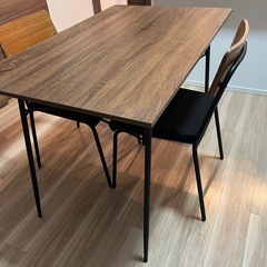 ダイニングテーブル　椅子2脚付きの画像