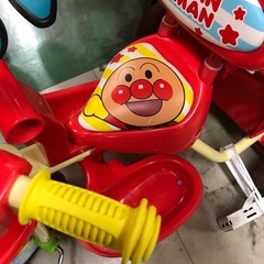 ★ジャングルジャングル貝塚店★ アンパンマン　三輪車　アンパンマンデラックス2 赤　デラックスII それいけ！アンパンマン　おでかけ　散歩　カゴ付き　セーフティガードあり　押棒あり　サンシェード　UVカット　貝塚市　二色浜　リサイクルショップの画像