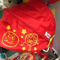 ★ジャングルジャングル貝塚店★ アンパンマン　三輪車　アンパンマンデラックス2 赤　デラックスII それいけ！アンパンマン　おでかけ　散歩　カゴ付き　セーフティガードあり　押棒あり　サンシェード　UVカット　貝塚市　二色浜　リサイクルショップの画像