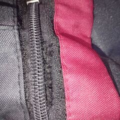 リュック　ジャンク　チャック部の布にほつれあり　修理できる人、重いものを入れない人向けの画像