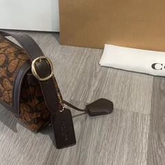 COACH シグネチャー ショルダーバッグ 茶色の画像
