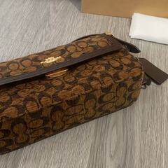 COACH シグネチャー ショルダーバッグ 茶色の画像