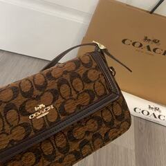 COACH シグネチャー ショルダーバッグ 茶色の画像