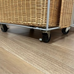 キャスター付き棚の画像