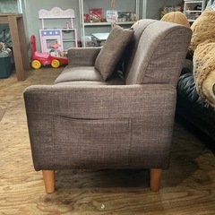 2人掛けソファ🛋️コンパクト✨外側ポケット付き❗️家具インテリア幅約110.6cm奥行き約55.2cm高さ約35cm茶色の画像