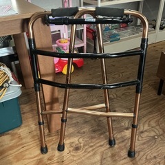 福祉用具•介護用品👴👵歩行器☘️折りたたみ式❗️キャスターなし安全に移動ができる☺️MEDEX黒•ゴールドの画像