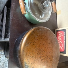 湯呑みたくさんとなべ鍋の画像