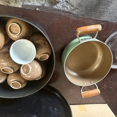 湯呑みたくさんとなべ鍋の画像