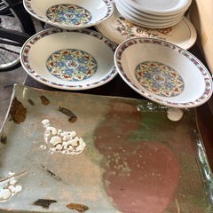 お皿数枚とお洒落な大皿の画像