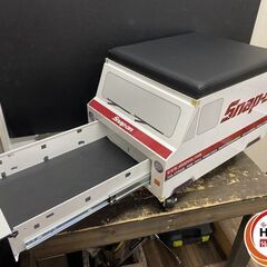 【久留米】【引き取り限定】【保管未使用品】Snap-on スナップオン SSX18P117 バン型 シートクリーパー 工具箱 耐荷重:200kg キャスター:4輪スイベル 限定生産品 ◆本体サイズ:W595×D423×H450mm ◆引き出し2段:W282×D443×H90mmの画像