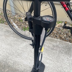 ロードバイク　トレック　DOMANE AL2　空気入れ、スタンド 付き　室内保管　の画像