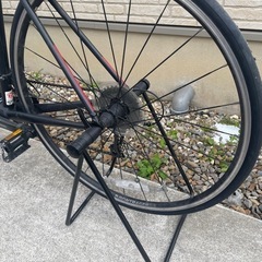 ロードバイク　トレック　DOMANE AL2　空気入れ、スタンド 付き　室内保管　の画像