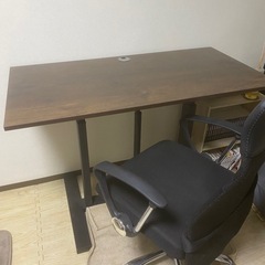 昇降式デスクとオフィスチェアの画像