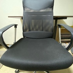 昇降式デスクとオフィスチェアの画像