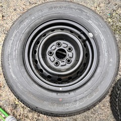 車のタイヤホイール4本の画像