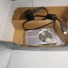 Nikon　S520　デジカメ　バッテリーはついてますが　SDカードは入れてませんの画像