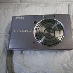 Nikon　S520　デジカメ　バッテリーはついてますが　SDカードは入れてませんの画像