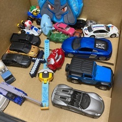 子供のおもちゃ　車、恐竜の画像