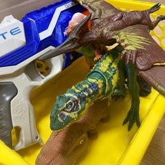 子供のおもちゃ　車、恐竜の画像