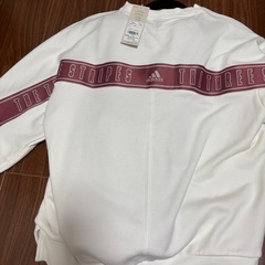 新品タグ付きadidas トレーナーの画像