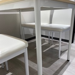 相談中◇引き取り限定！中古美品テーブルと椅子4脚の画像