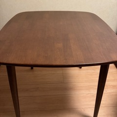 2人用ダイニングテーブルセットの画像