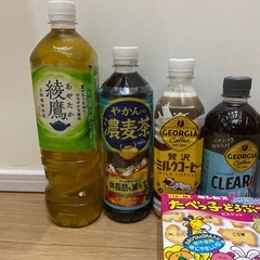 お話し中です。
飲み物とお菓子のセットの画像