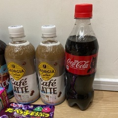お話し中です。
飲み物とお菓子のセットの画像