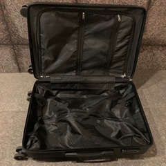 ほぼ新品🔴カーボン素材の超軽量スーツケース65.45.25センチほぼ新品大型サイズも出品してますの画像