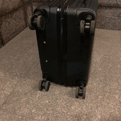 ほぼ新品🔴カーボン素材の超軽量スーツケース65.45.25センチほぼ新品大型サイズも出品してますの画像