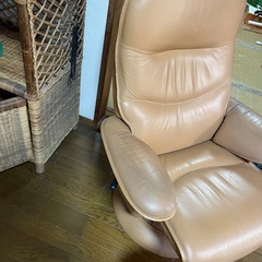 カリモク リクライニングチェア パーソナルチェア オットマン付の画像