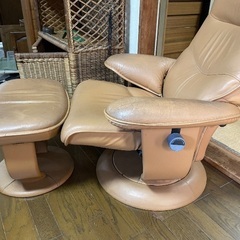 カリモク リクライニングチェア パーソナルチェア オットマン付の画像