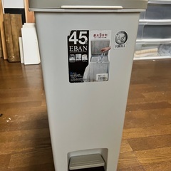 足踏み式ゴミ箱の画像