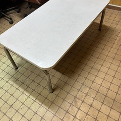 白いテーブルの画像