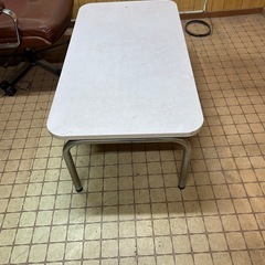 白いテーブルの画像