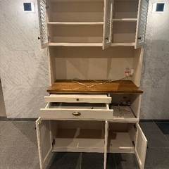 おしゃれなガーデニング調の食器棚(カップボード)の画像