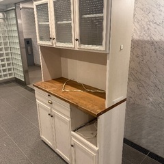 おしゃれなガーデニング調の食器棚(カップボード)の画像