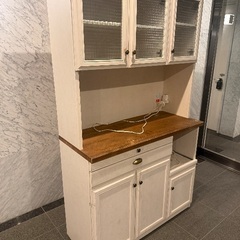 おしゃれなガーデニング調の食器棚(カップボード)の画像