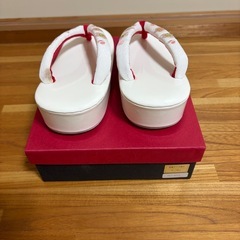 草履 Mサイズ 18cm 和装 白×赤 刺繍 鼻緒 1〜2回使用 美品 着物 浴衣 成人式の画像