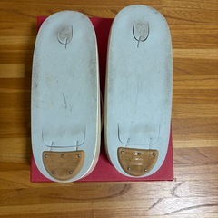 草履 Mサイズ 18cm 和装 白×赤 刺繍 鼻緒 1〜2回使用 美品 着物 浴衣 成人式の画像