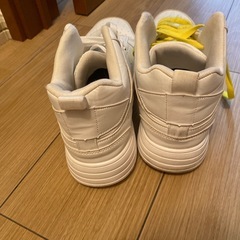 白スニーカーの画像
