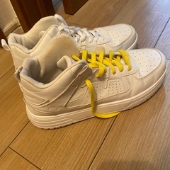 白スニーカーの画像