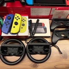 ニンテンドーSwitch マリオカートセット　ソフト 
Joy-Con　純正ハンドル4ヶ　スイッチ の画像