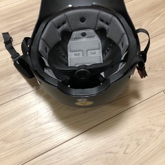 黒いヘルメットです lの画像