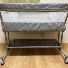 キャスター付き　ベビーベッドの画像