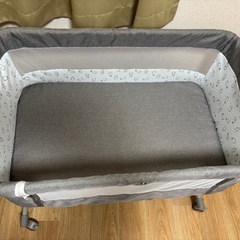 キャスター付き　ベビーベッドの画像