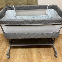 キャスター付き　ベビーベッドの画像