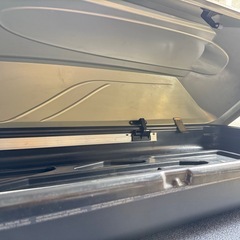 THULEクラシックルーフボックス ジェットバック ルーフキャリア (グレー) 鍵付きの画像