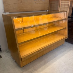 ガラスショーケース　ディスプレイ　照明付き　店舗什器の画像