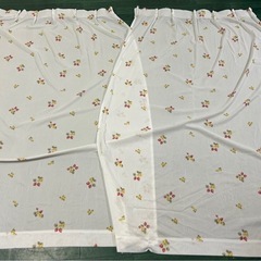 いちご柄カーテンの画像